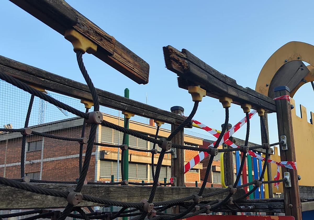 Imagen principal - Crece el malestar en Iurreta por el retraso de las obras del patio de la escuela Maiztegi