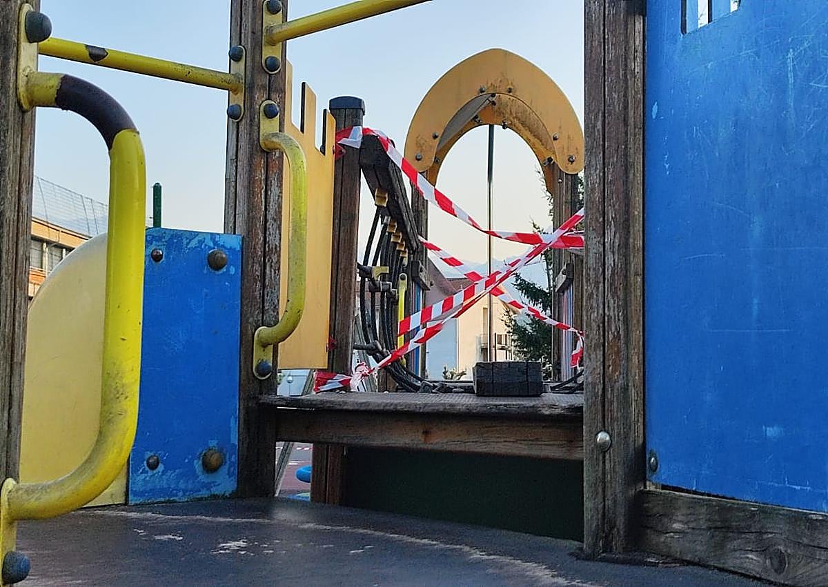 Imagen secundaria 1 - Crece el malestar en Iurreta por el retraso de las obras del patio de la escuela Maiztegi