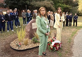 La consejera de Justicia, María Jesús San José y la alcaldesa de Vitoria, Maider Etxebarria, posan junto al remozado monolito en memoria de Máximo Casado.