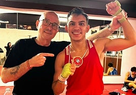 El entrenador, Jesús Rodríguez, con el medallista.