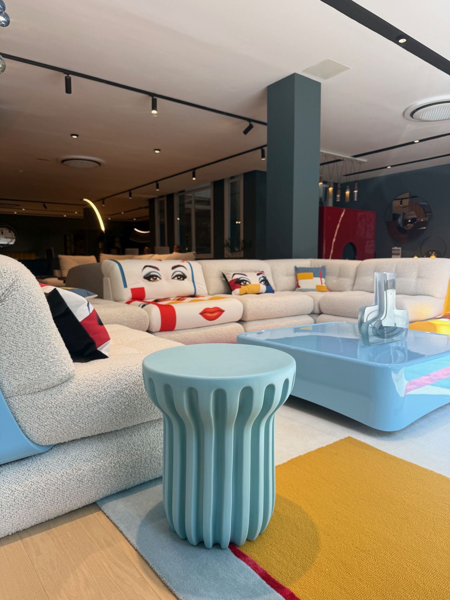 Pedro Almodóvar lanza una colección de muebles: color, cine… y en Bilbao solo disponibles en esta tienda