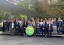 La vicelehendakari primera y consejera de Cultura y Política Lingüística, Ibone Bengoetxea, acompañada de representantes institucionales, agentes deportivos y entidades sociales.