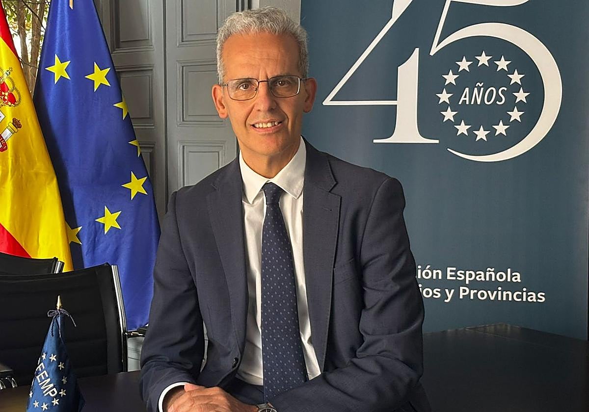 Luis Martínez-Sicluna, secretario general de la FEMP, en su despacho