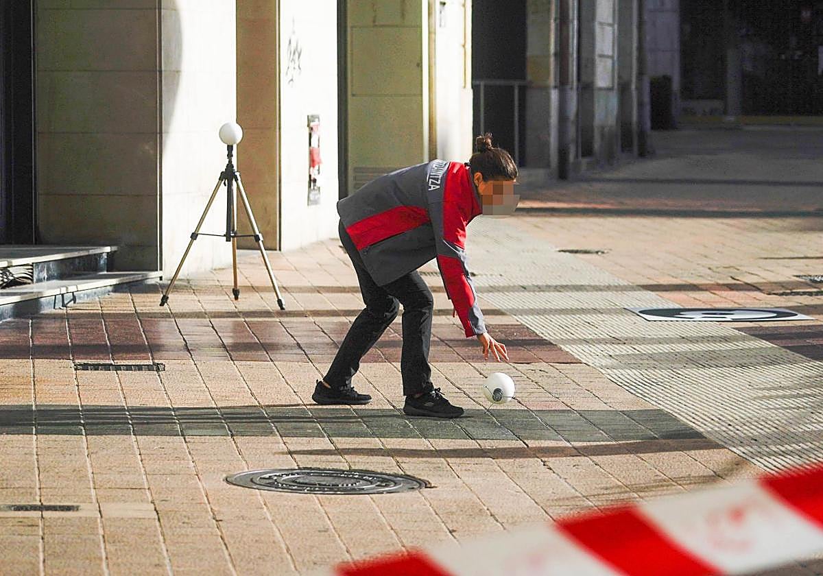 Una agente realiza mediciones en la Plaza de la Provincia, acordonada.