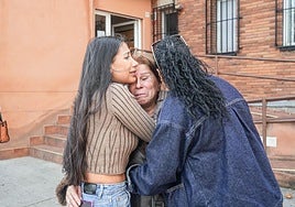 Josefina se abraza a dos allegadas tras recuperar su vivienda okupada.