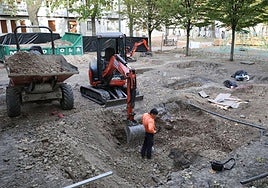 Un operario, en una de las zanjas que se han excavado en el parque de Judimendi.