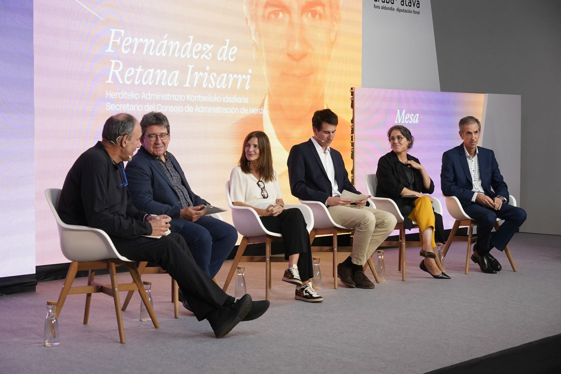 Charla de Javier Martínez Aldanondo, Joseba Zalakain, Laura Ruiz de Galarreta, Guillermo de Aranzabal, Beatriz Herráez y Javier Fernández de Retana.