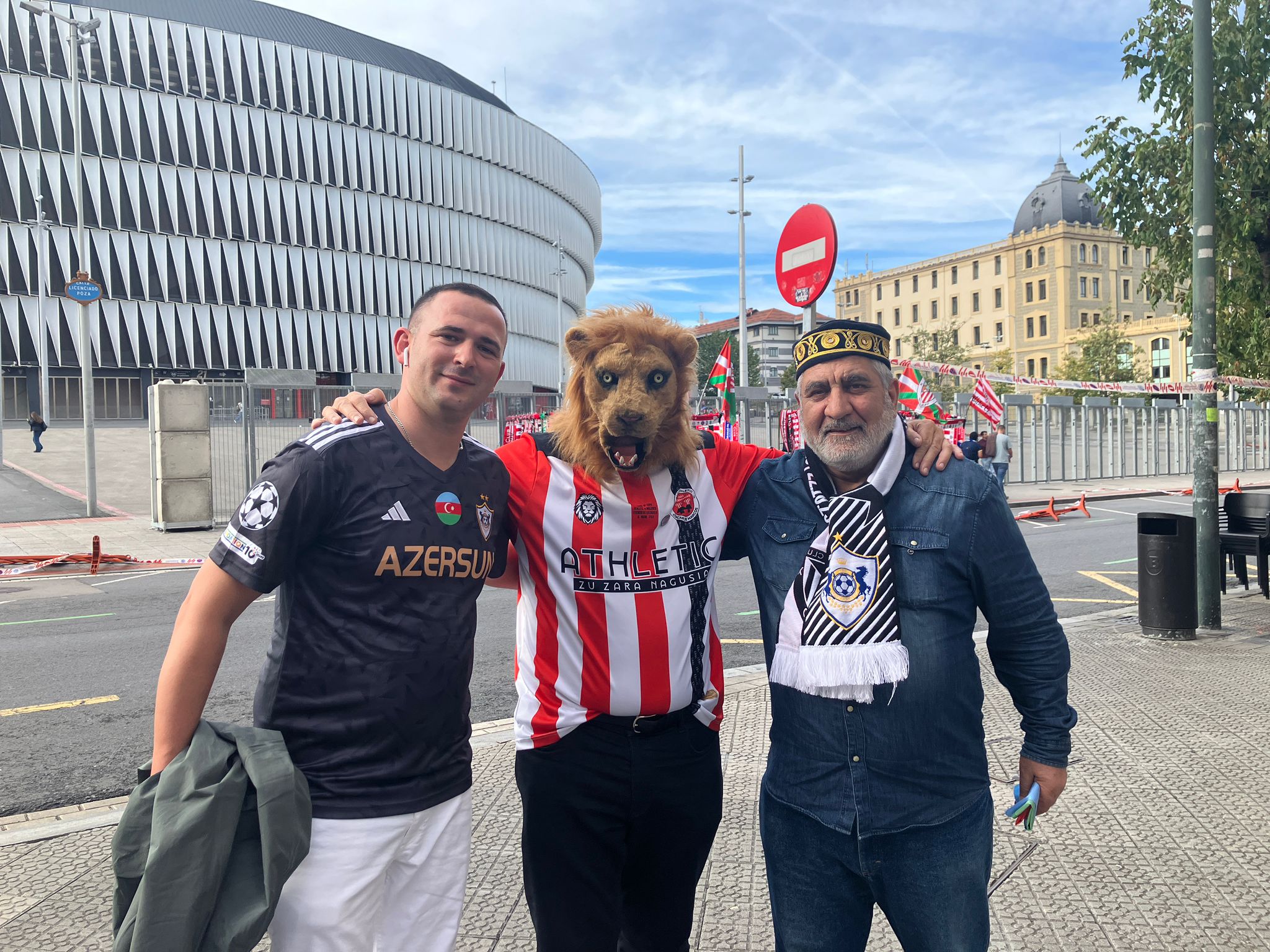 Variman, a la izquierda, con el León belga.