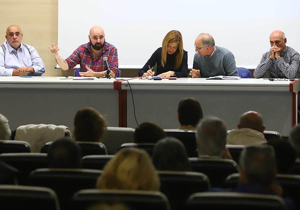 Los representantes municipales, en la reunión con los vecinos.