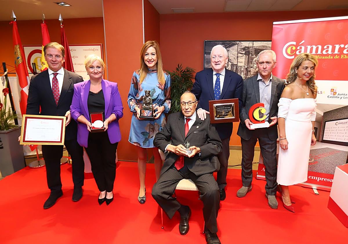 Fernando Escobillas, sentado en el centro de la imagen, con Suárez, García, Hernando, Méndez, Martínez e Hidalgo.