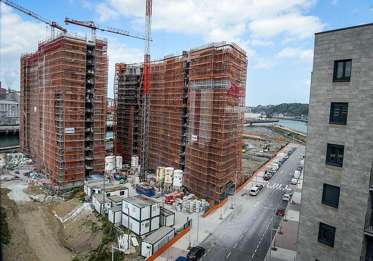 Viviendas en construcción en Zorrozaurre.