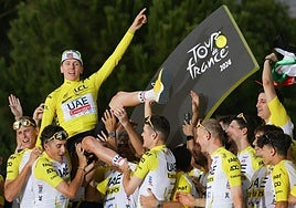 Tadej Pogacar celebra su cuarto Tour con sus compañeros del UAE.