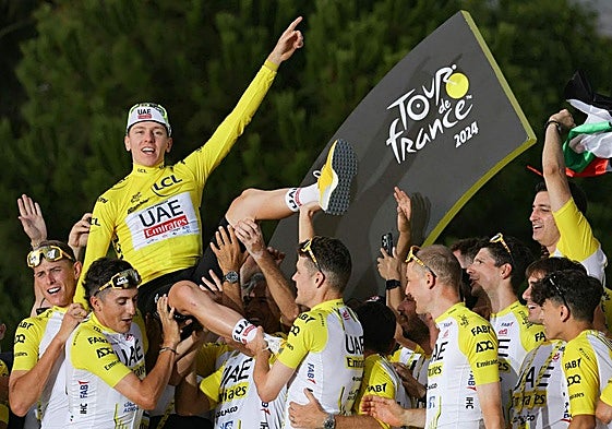 Tadej Pogacar celebra su cuarto Tour con sus compañeros del UAE.