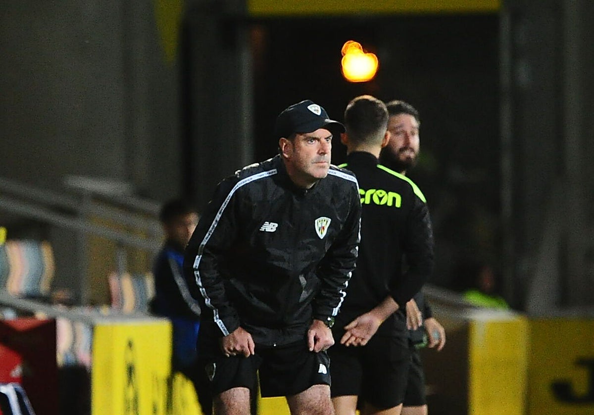 Imanol de la Sota observa atento un partido del Barakaldo.
