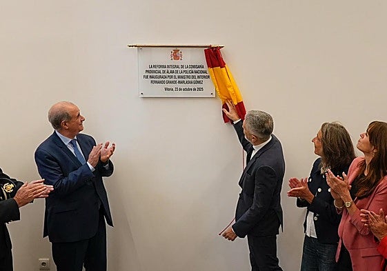 El ministro del Interior, Fernando Grande-Marlaska, inaugura la nueva Comisaría Provincial de Álava.