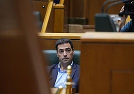 El lehendakari Pradales durante el pleno celebrado este jueves en el Parlamento.