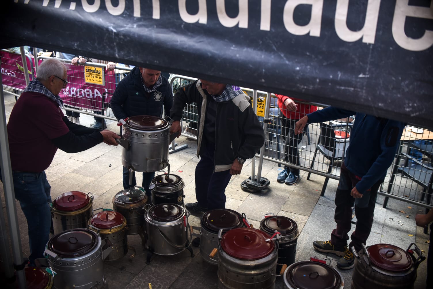Las putxeras invaden a todo tren Balmaseda, en imágenes