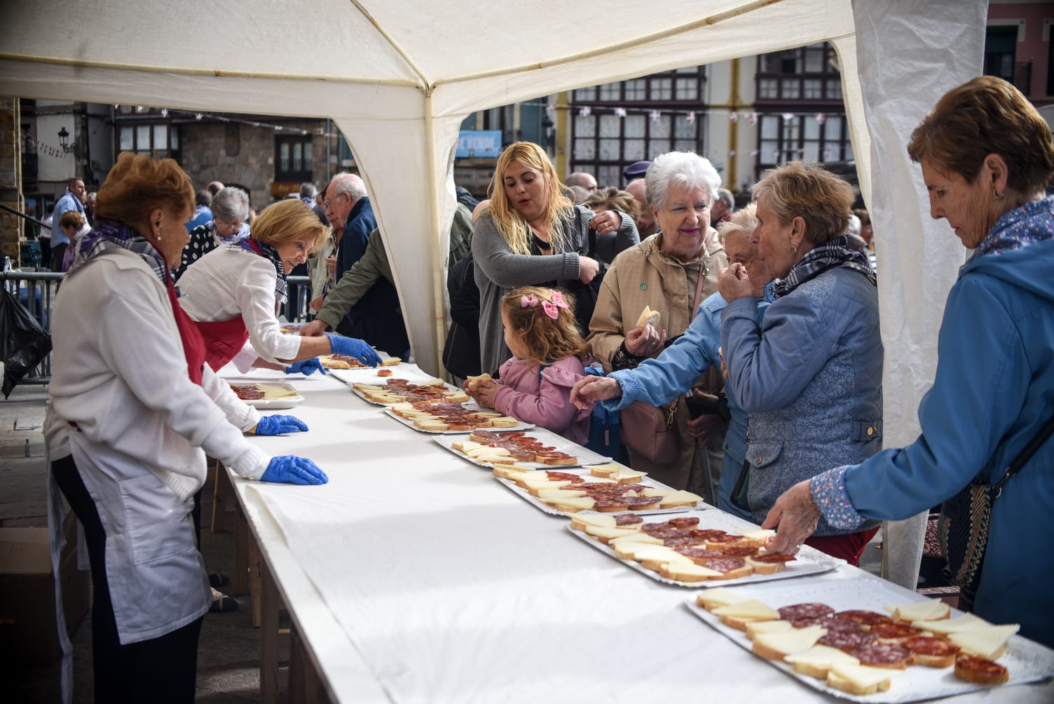 Las putxeras invaden a todo tren Balmaseda, en imágenes
