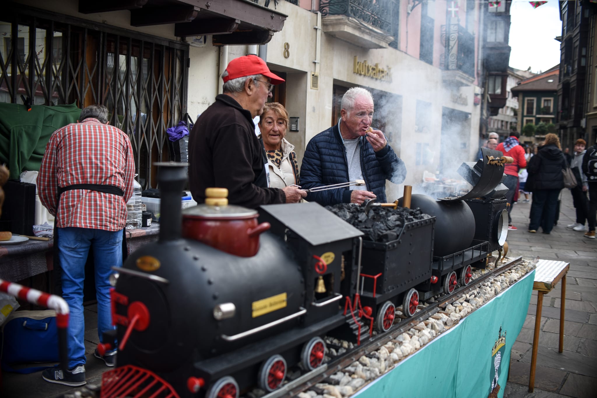 Las putxeras invaden a todo tren Balmaseda, en imágenes