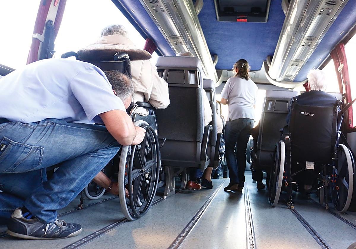 Álava revisa su transporte adaptado para evitar que gente con discapacidad esté más de tres horas en viaje