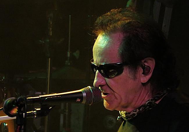 Johnny con gafas de rock y pañuelo de leopardo.