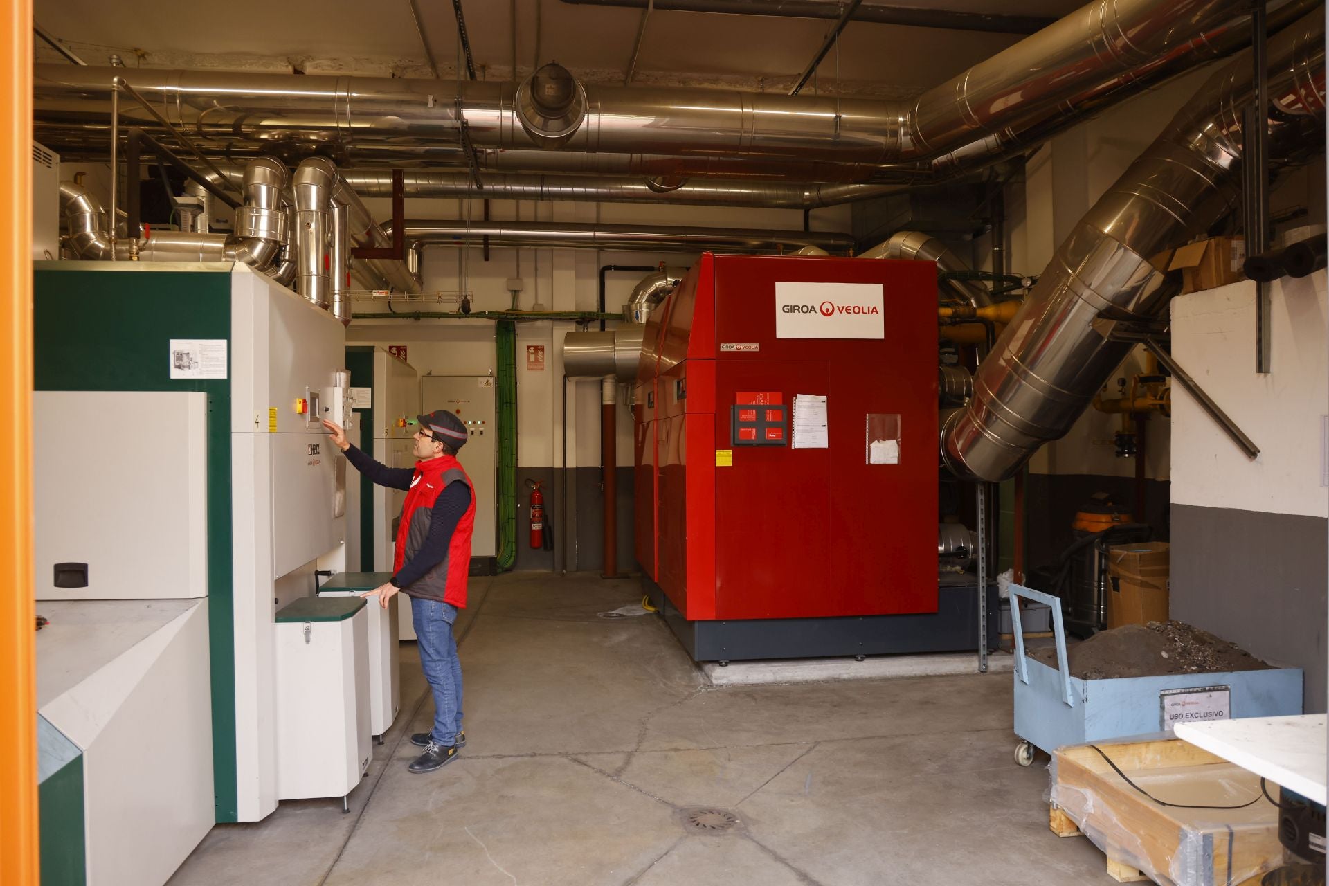 Interior de la central de biomasa del barrio de Coronación.