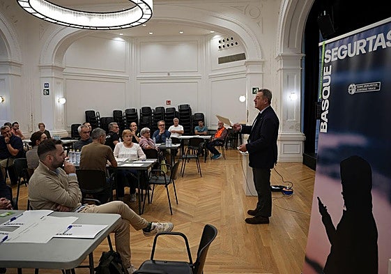 Bingen Zupiria se dirige a los asistentes.