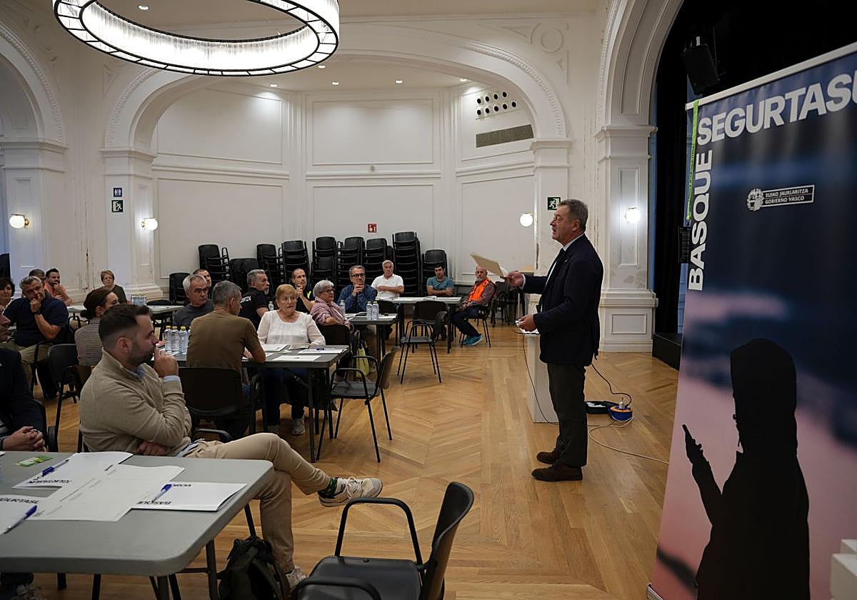 Bingen Zupiria se dirige a los asistentes.