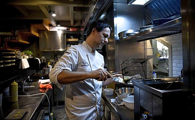 Paul Ibarra mantiene en Los Fueros un estilo de cocina identificable como bilbaínismo gamberro.