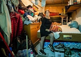 Josefina se sienta sobre el colchón del camarote en el que durmió «un año» al expulsarle de su piso una okupa.