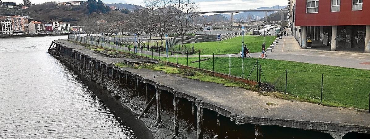 La zona de atraque, degradada, antes del inicio de las obras de la pasarela peatonal a Erandio.