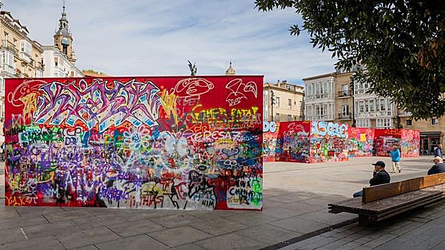 Imagen después - Desmontan el muro rojo de la Virgen Blanca