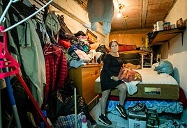 Josefina, en el camarote donde durmió un año al ser okupada su casa.