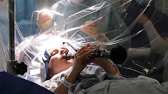 Así toca el clarinete una enferma de párkinson mientras le instalan electrodos en el cerebro