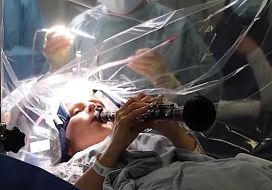 Así toca el clarinete una enferma de párkinson mientras le instalan electrodos en el cerebro