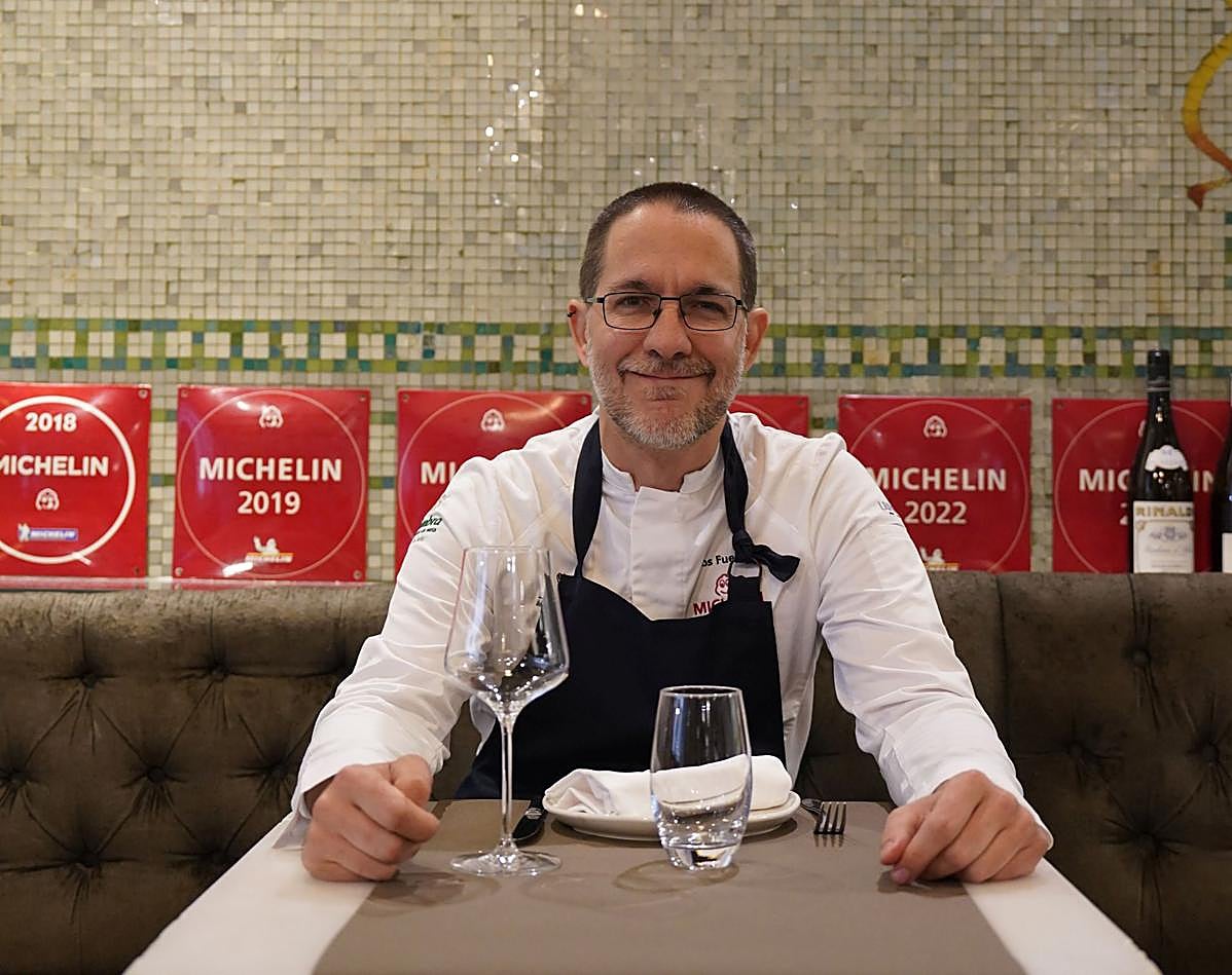 El cocinero Paul Ibarra Larrañaga (50) sentado en una mesa de Los Fueros, local con aire de bistrot que lleva 147 años de vida y que cumple diez con Ibarra a los mandos.