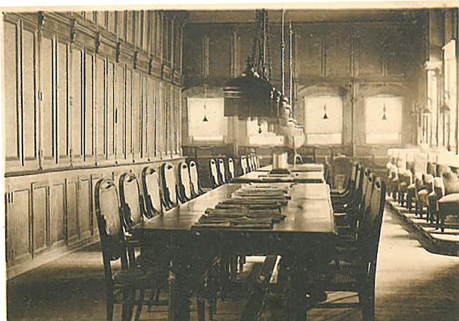 La biblitoeca del Círculo Vitoriano, cuando se encontraba en la calle Postas (1918).