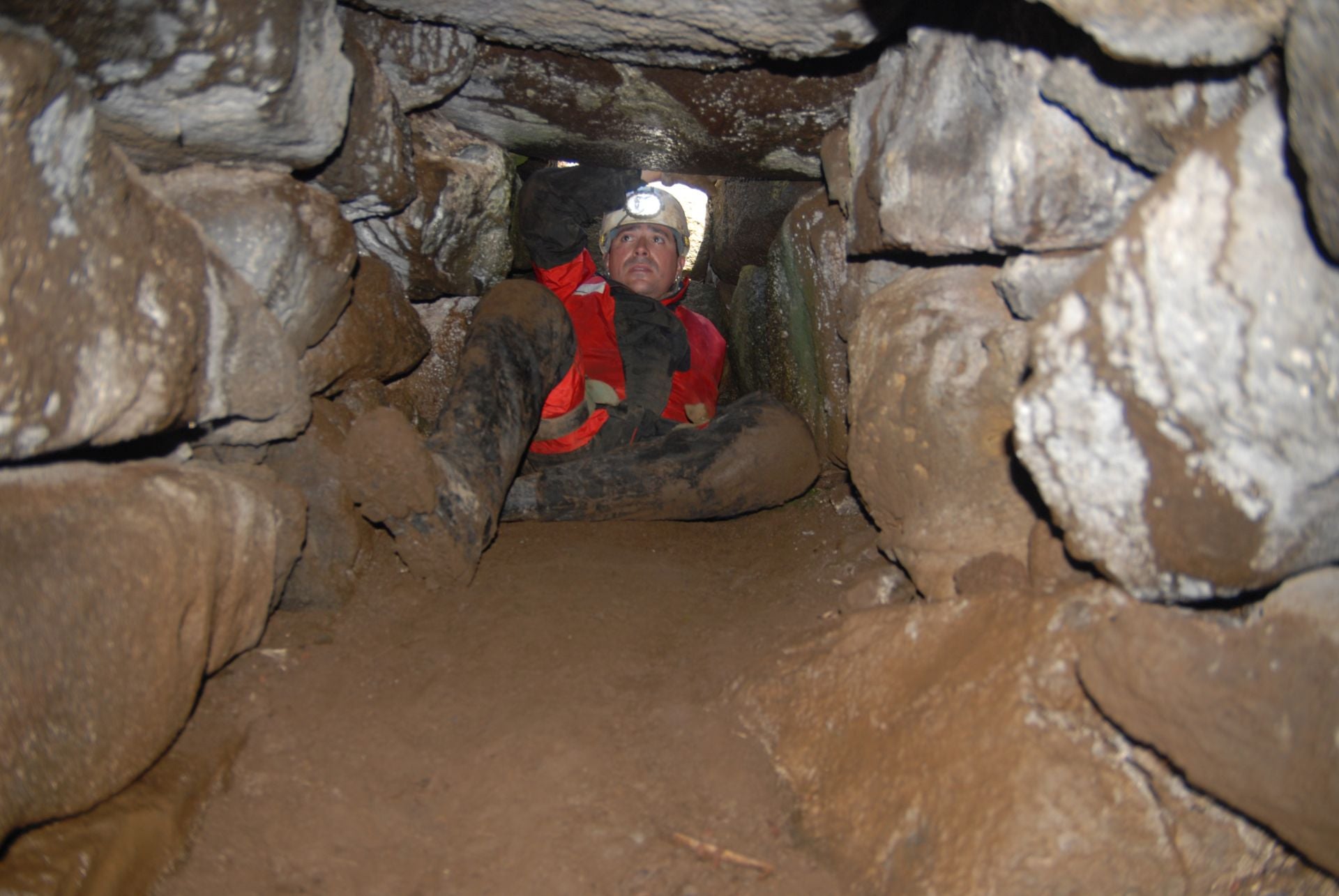 Cueva defensiva en la isla de Pascua.