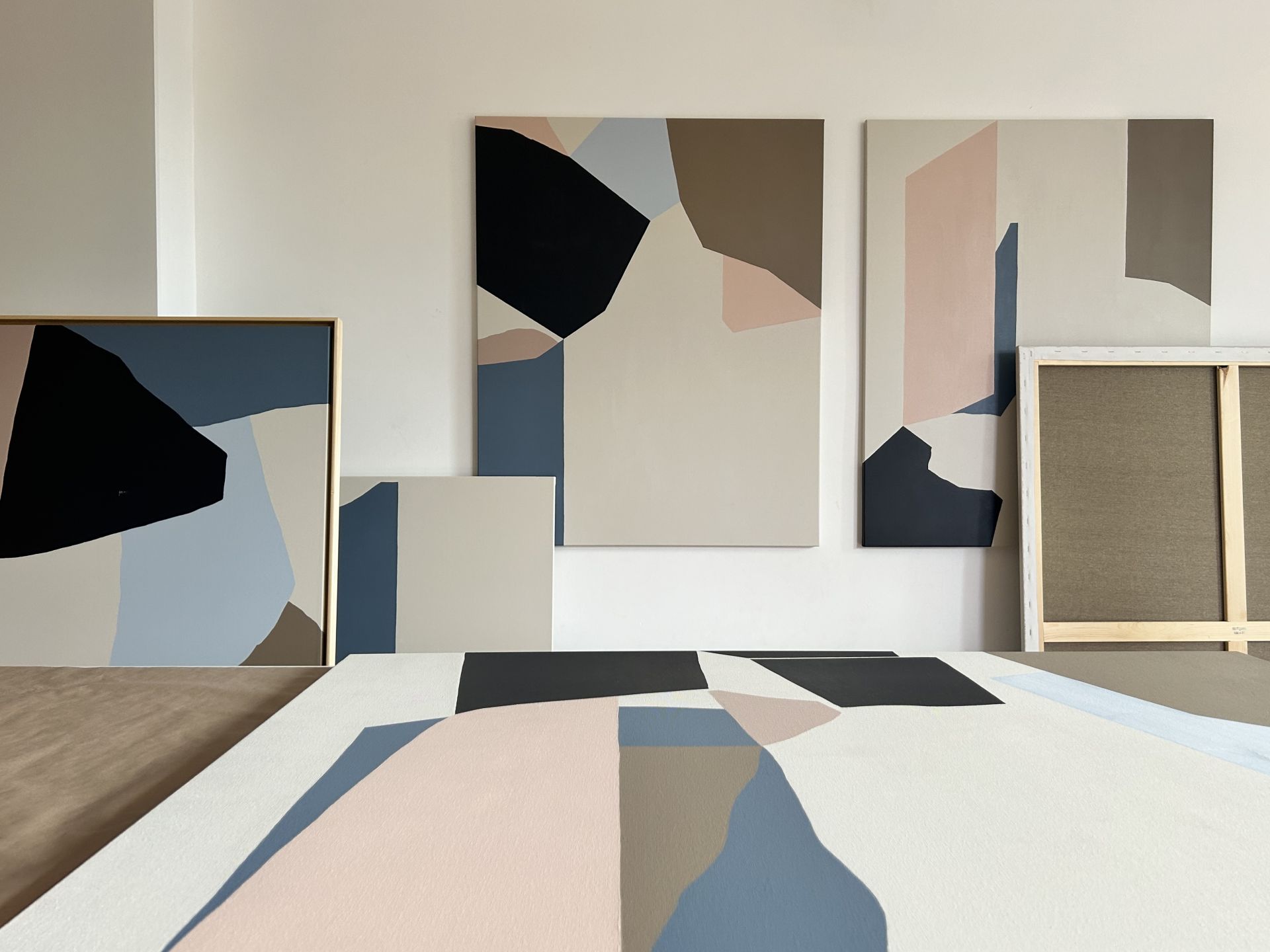 Leire y Haritz, la pareja de Leioa que crea los cuadros para las casas más elegantes de Bizkaia