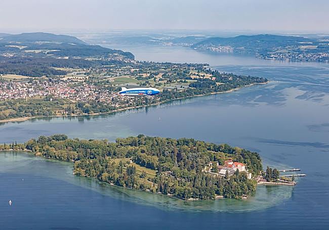 El dirigible, durante un vuelo turístico.