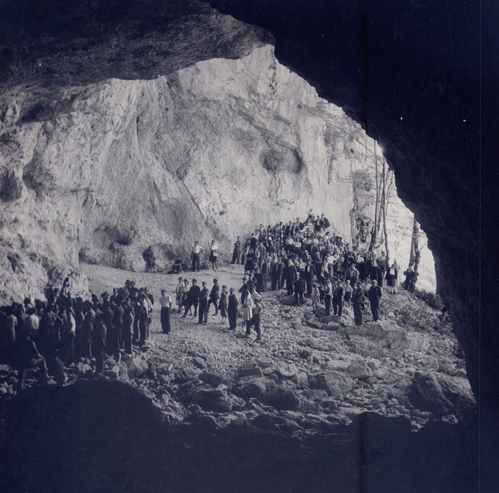 La cueva del Luire en 1945. El ministro de exteriores Georges Bidault aguarda para la primera conmemoración en el lugar por la masacre cometida por los nazis.