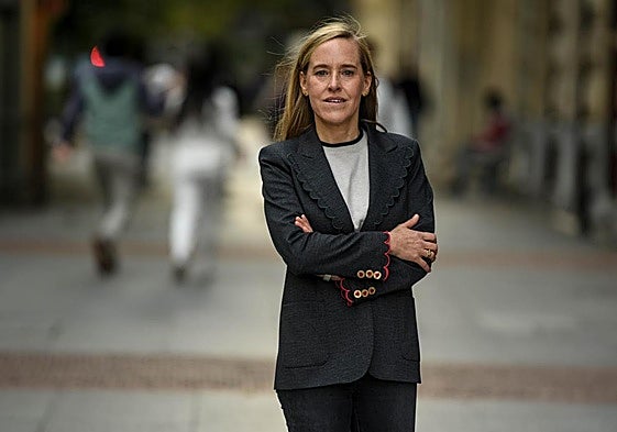Amaya Fernández posa en el centro de Bilbao