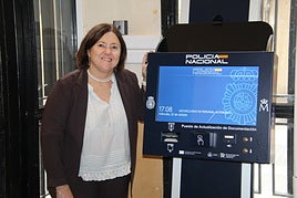 La presidenta de la Comisión de Organización, Josune Escota, junto a la máquina instalada en el Ayuntamiento.