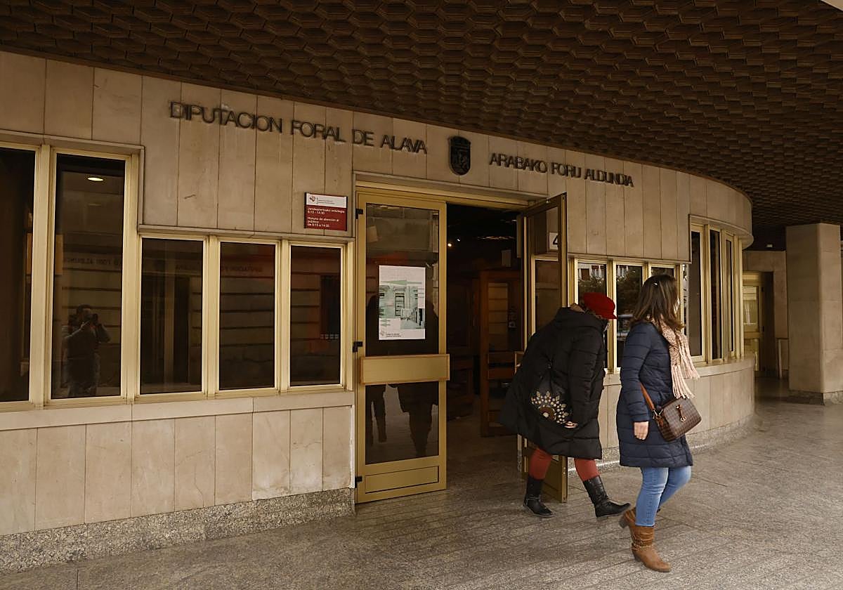 Dos trabajadoras ajenas a la información abandonan las oficinas de la Diputación de Álava.