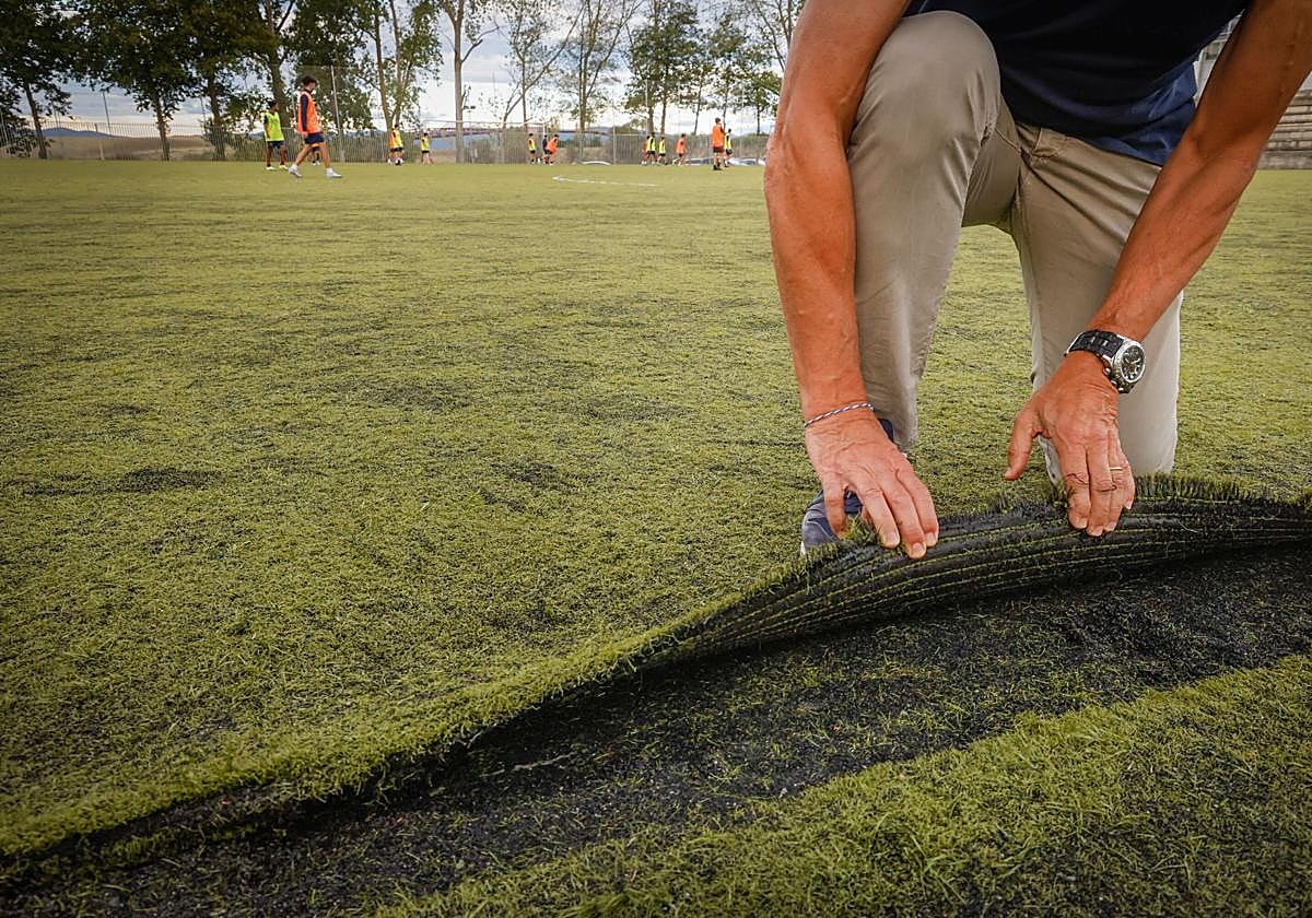 Un entrenador muestra el deteriorado estado de Olaranbe 3.