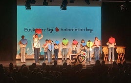 Alumnado del colegio Askartza representó una canción 'a capella' en el acto del 50 aniversario.