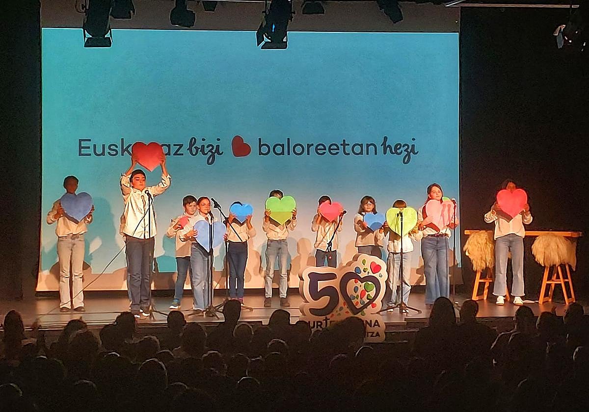 Alumnado del colegio Askartza representó una canción 'a capella' en el acto del 50 aniversario.