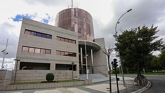 Roban en un estanco de Vitoria tras romper una cristalera con la tapa de una alcantarilla