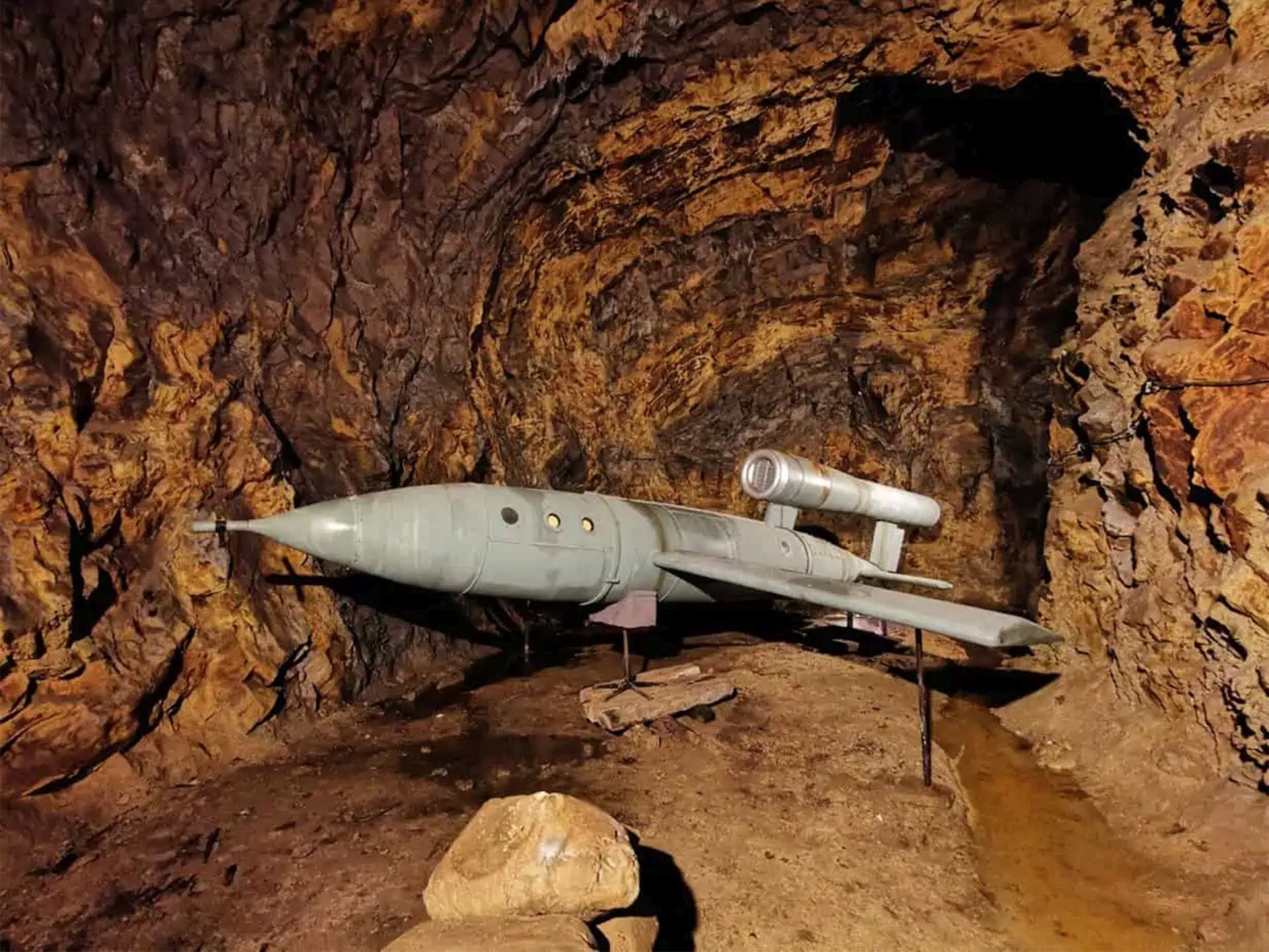 Complejo Der Riesen (el gigante) un descomunal y complejo sistema de siete túneles que empezó a construirse en 1943 gracias al trabajo de presos de campos de concentración cercanos.