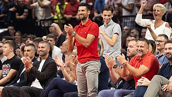 Novak Djokovic se desata en la grada durante el partido del Baskonia en Belgrado